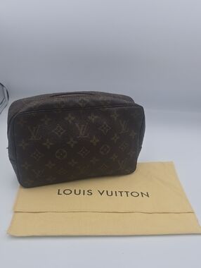 Louis Vuitton Brown Signiture Monogram Unisex Trousse 23 Bag (EUC)(COA)(DUSTY)✨️